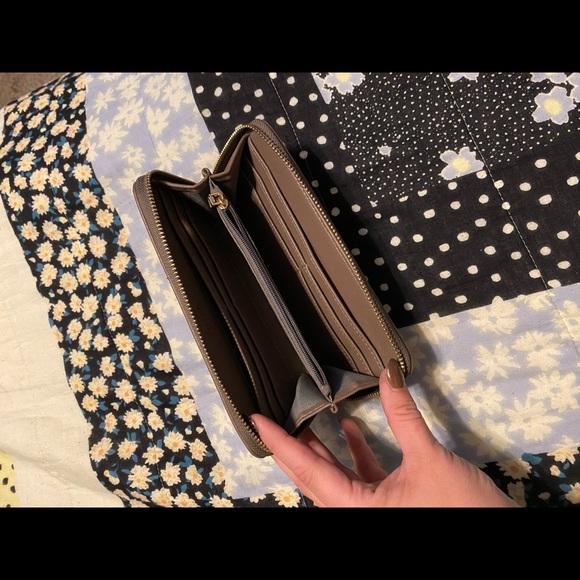 Beige BCBG studded accordion wallet ✨ - Picture 2 of 2